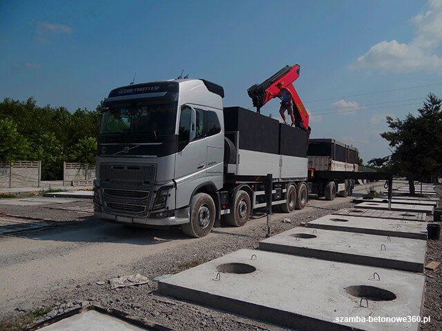 Załadunek szamba betonowego na HDS - montaż i dostawa zbiorników w Złotoryja